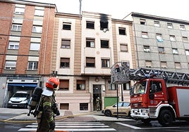 Los bomberos sofocando el fuego del edificio de la avenida de Torrelavega, 27.