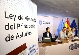 El consejero Ovidio Zapico, en el centro, en la presentación de la Ley de Vivienda del Principado de Asturias.