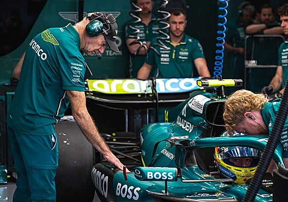 Adrian Newey, con su inseperable librete, observa el coche en Catar.