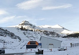 Estado que presenta la estación invernal Valgrande-Pajares en la mañana de este lunes.