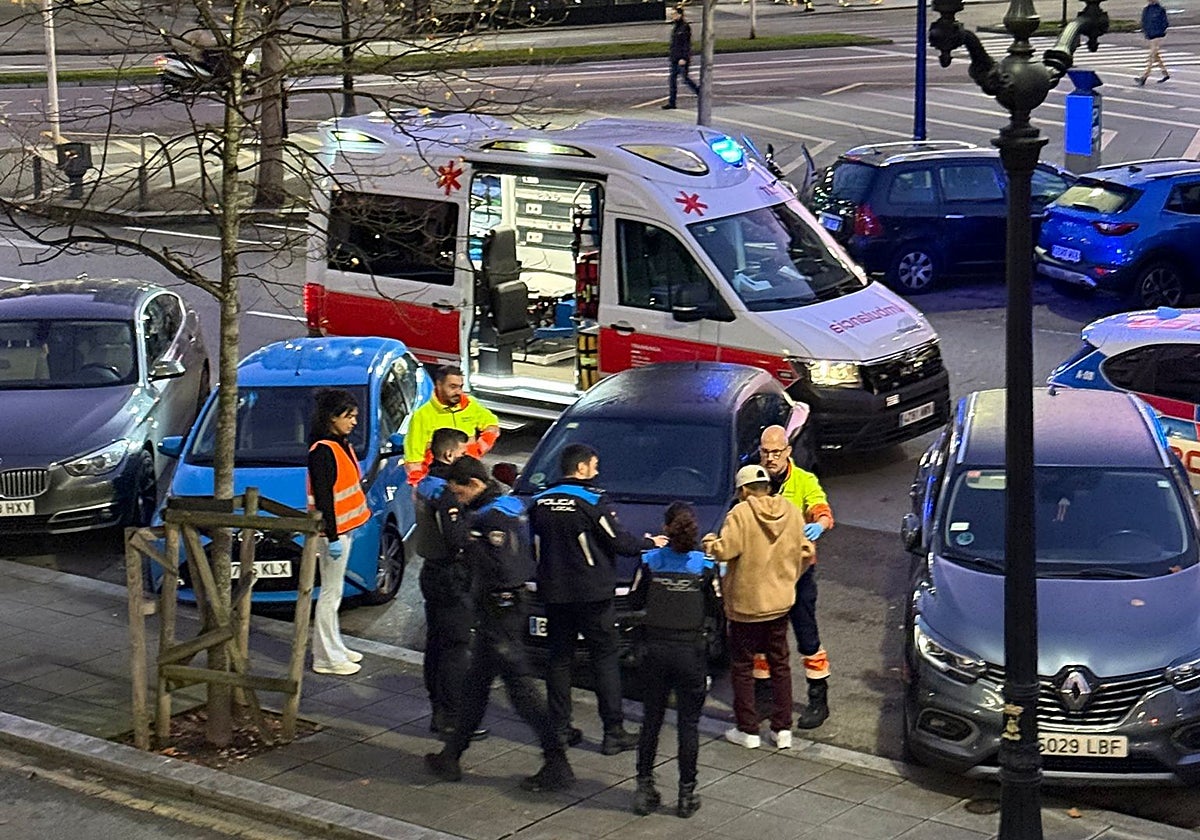 Policía Local y sanitarios atienden al joven.