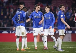 Los jugadores del Real Oviedo, al término del partido ante el Atlético.