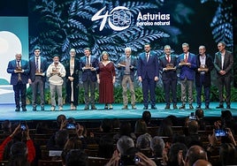 Premiados y autoridades, en el escenario del teatro de la Laboral, tras la entrega de galardones.