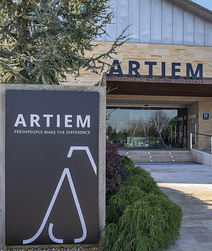 Imagen secundaria 2 - Detalle de las instalaciones exteriores del hotel.