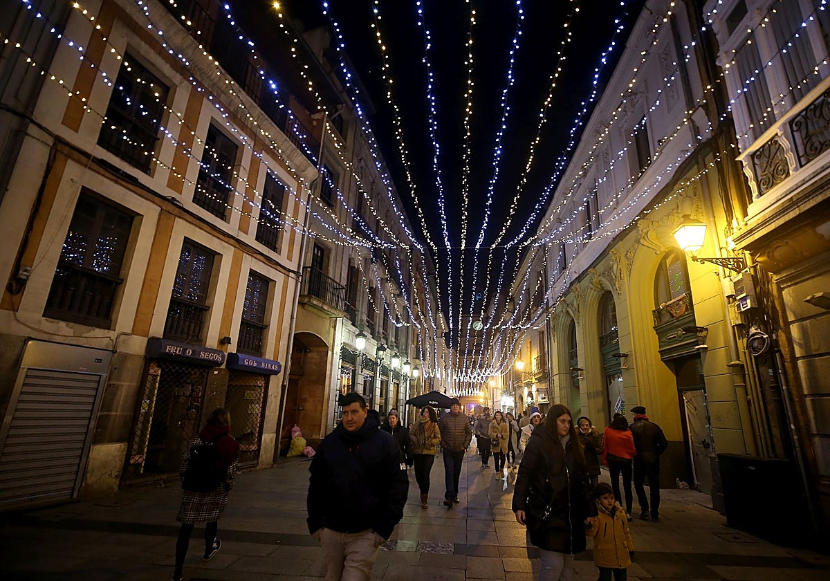 La iluminación de Navidad en la calle de Cimadevilla.