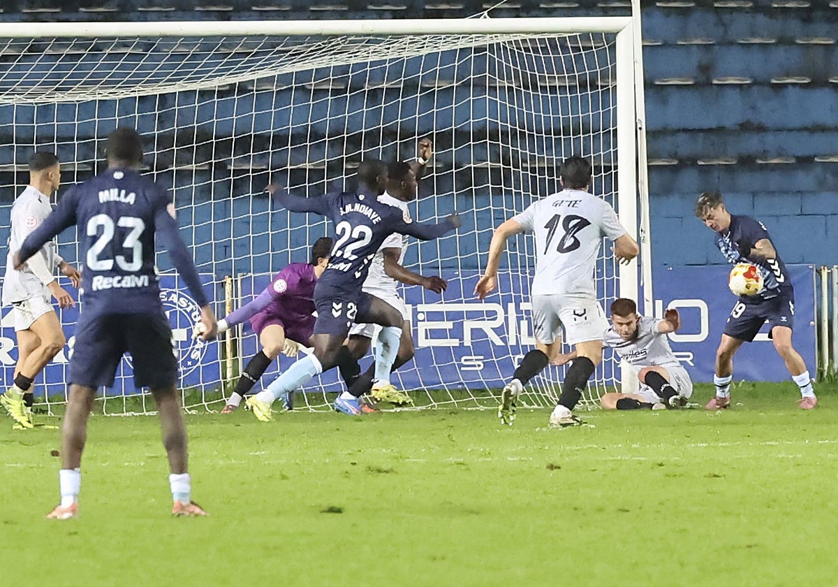 Momento en el que Omar Ramos dispara a puerta en el segundo gol del Celta Fortuna, con Berto Cayarga en el suelo.