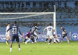 Momento en el que Omar Ramos dispara a puerta en el segundo gol del Celta Fortuna, con Berto Cayarga en el suelo.