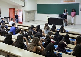 Alumnos en un aula de la Facultad de Químicas de la Universidad de Oviedo.
