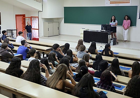 Alumnos en un aula de la Facultad de Químicas de la Universidad de Oviedo.
