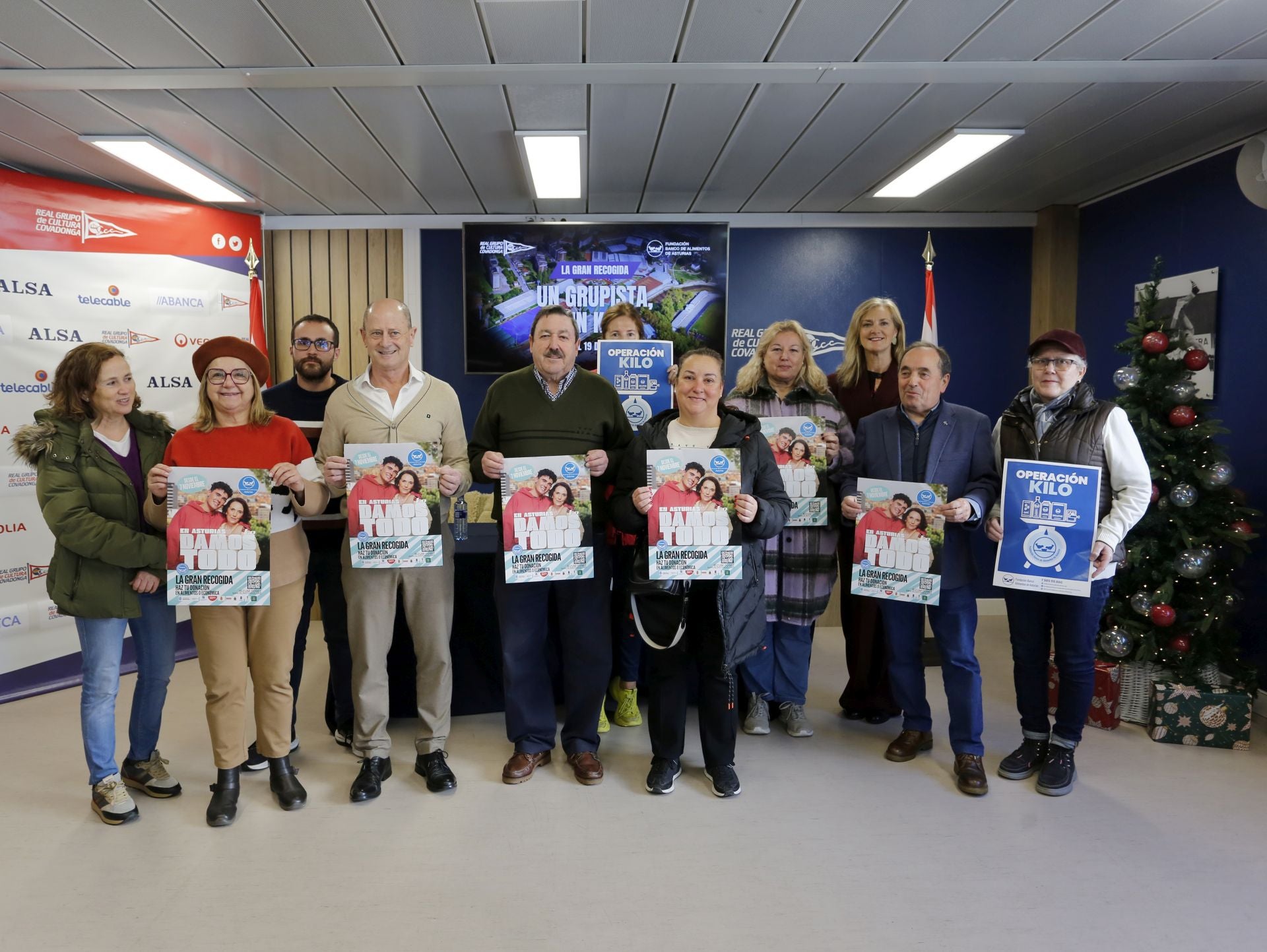 Directivos del Grupo y de la Fundación Banco de Alimentos, durante la presentación de la operación kilo grupista, este martes, en Las Mestas.