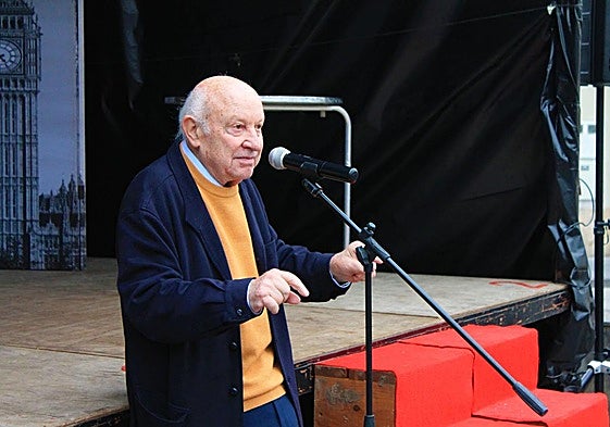 En la plaza de la iglesia de Colunga, Jose Antonio Fidalgo dio el pregón del Festival de la Boroña Preñada, en 2019.