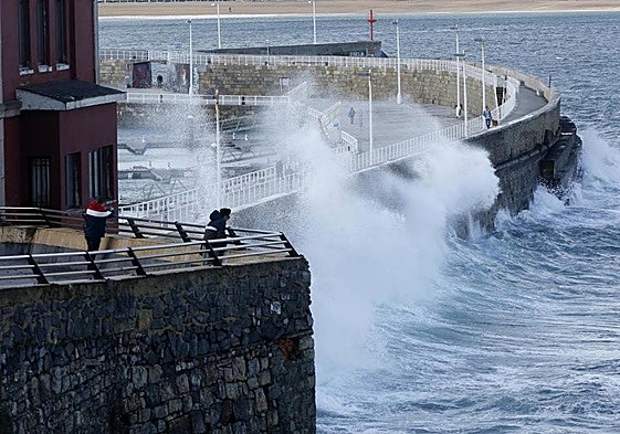 En la imagen, fuerte oleaje en Gijón. En el vídeo, el comienzo de la temporada de esquí en Pajares.