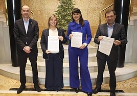 Pablo García, Gimena Llamedo, María González y Juan Fernando Muñiz, tras la firma del convenio en la sede del Gobierno del Principado.