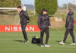 Borja Jiménez, pensativo, en el entrenamiento del Sporting de Gijón, ayer, en el campo número 2 de Mareo