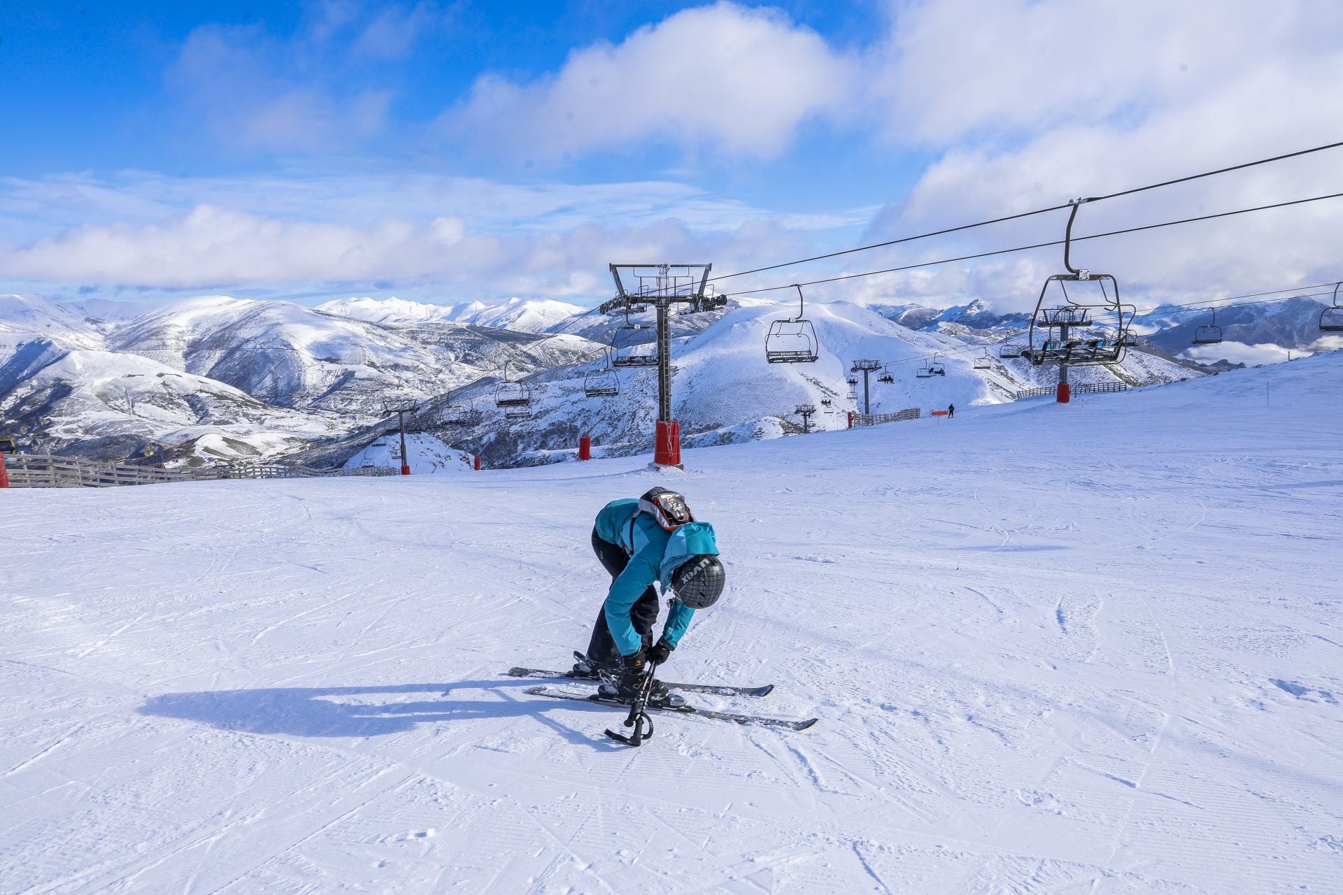 Asturias disfruta por fin de la nieve: así fue el inicio de la temporada de esquí