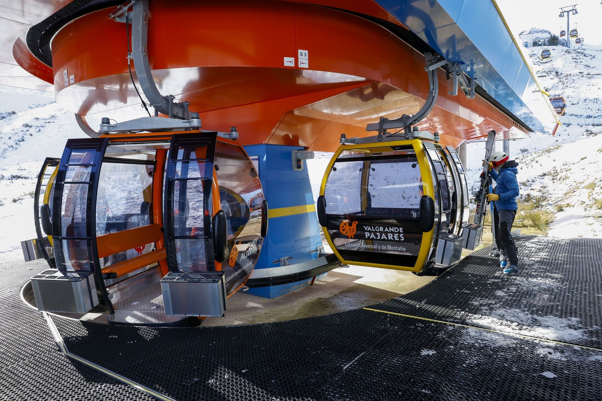 Asturias disfruta por fin de la nieve: así fue el inicio de la temporada de esquí