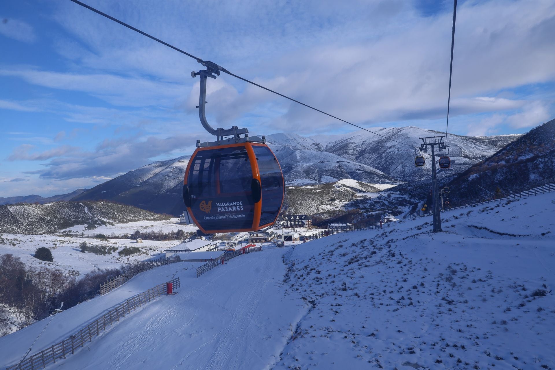 Asturias disfruta por fin de la nieve: así fue el inicio de la temporada de esquí