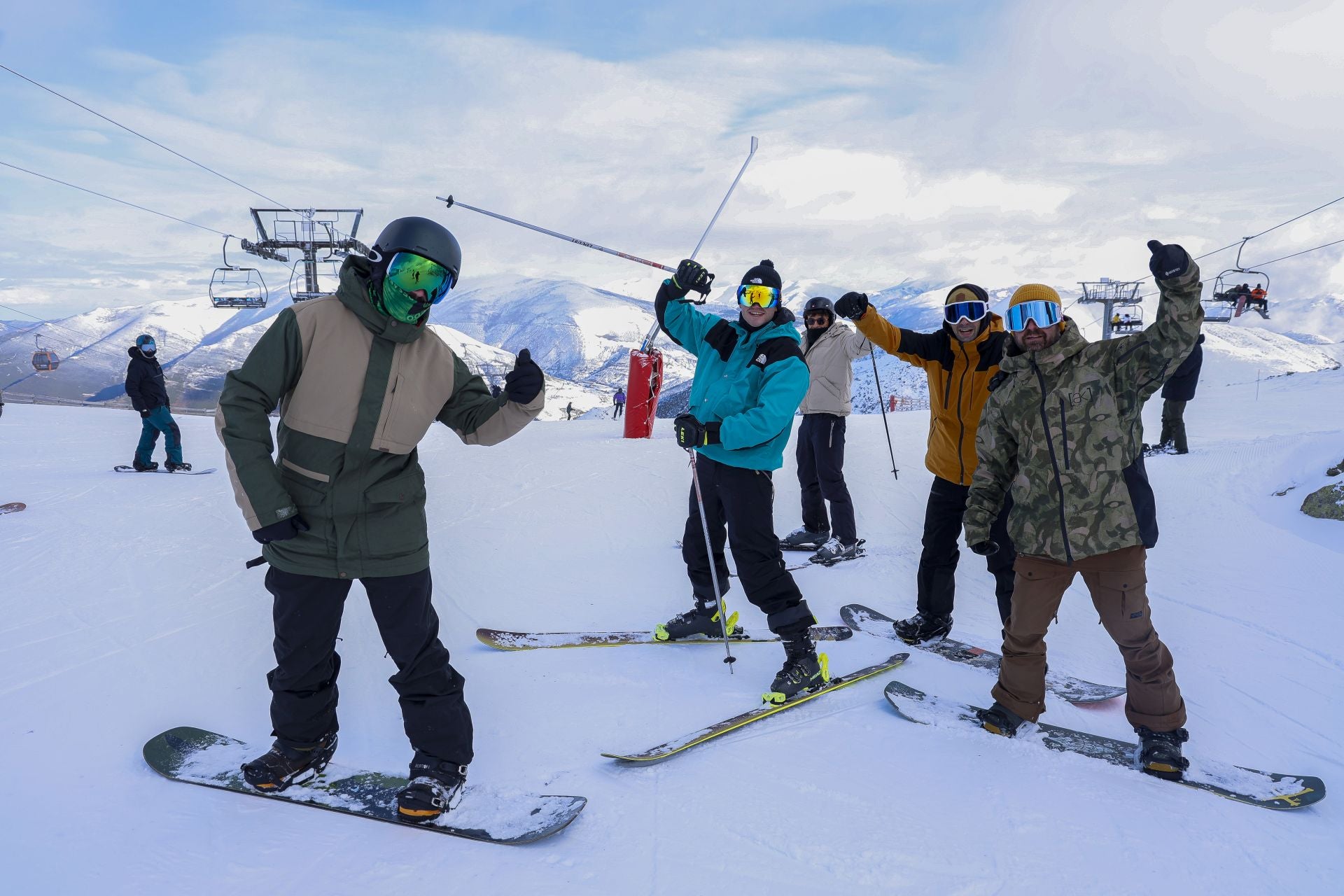 Asturias disfruta por fin de la nieve: así fue el inicio de la temporada de esquí