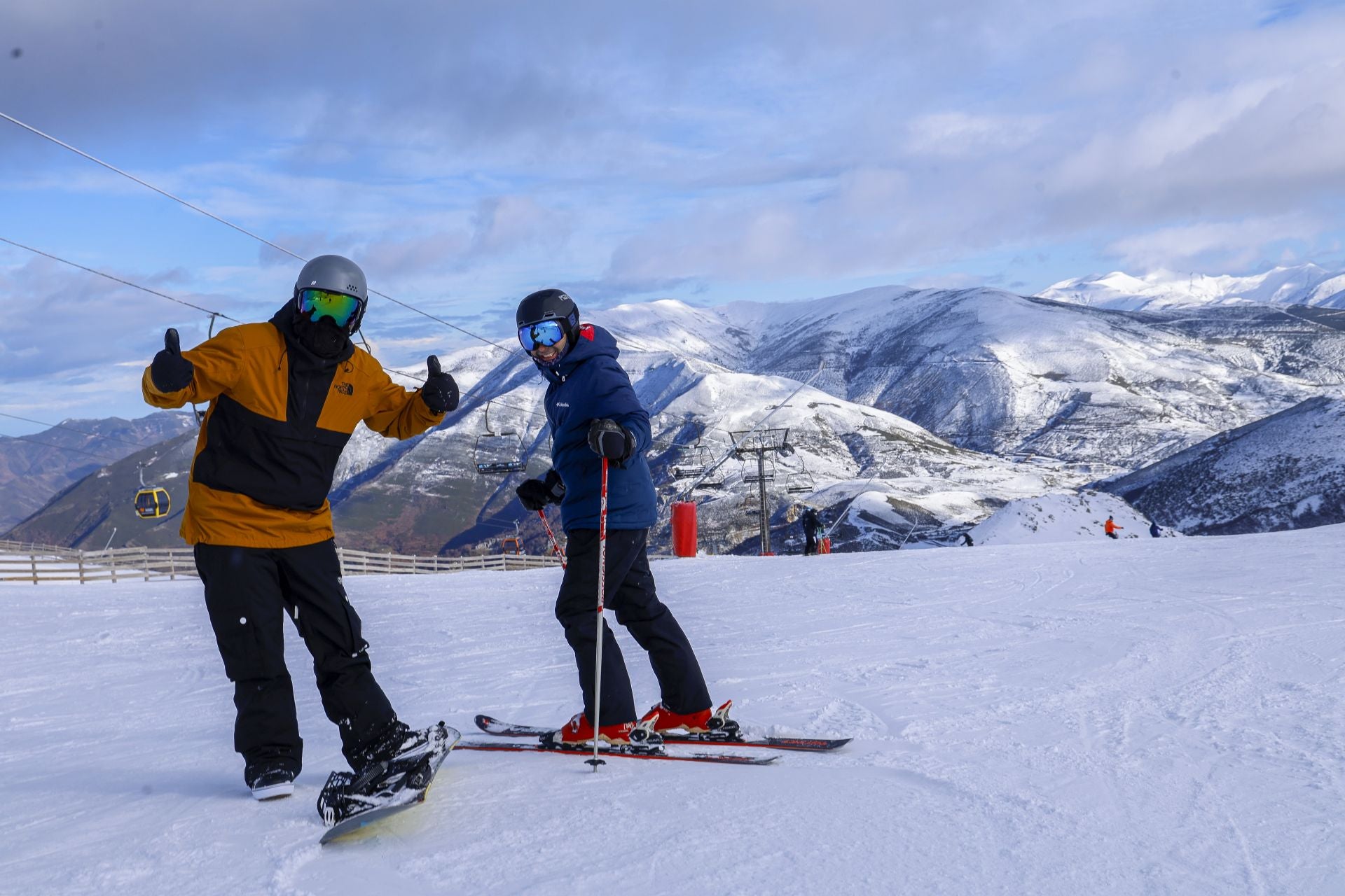 Asturias disfruta por fin de la nieve: así fue el inicio de la temporada de esquí