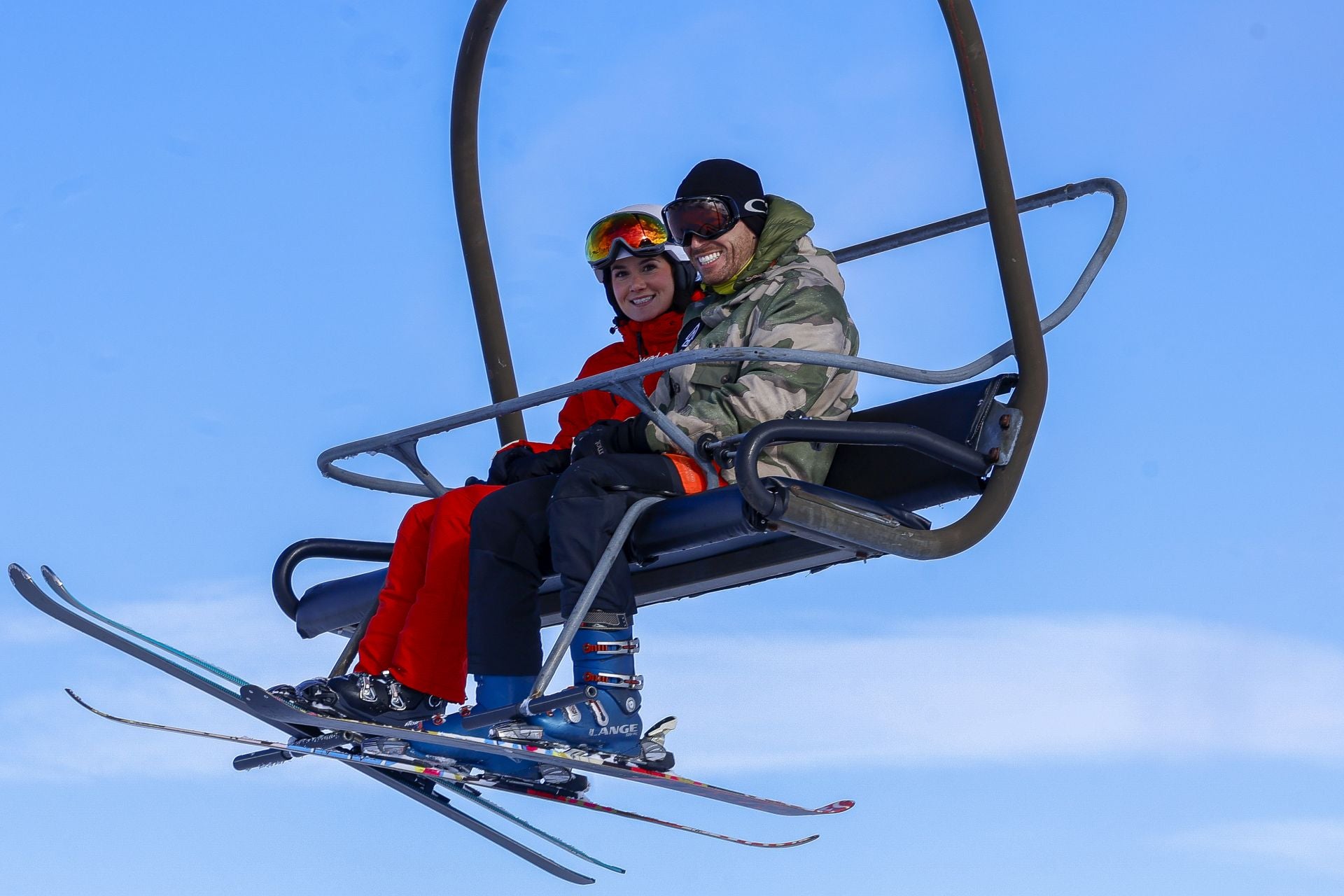 Asturias disfruta por fin de la nieve: así fue el inicio de la temporada de esquí