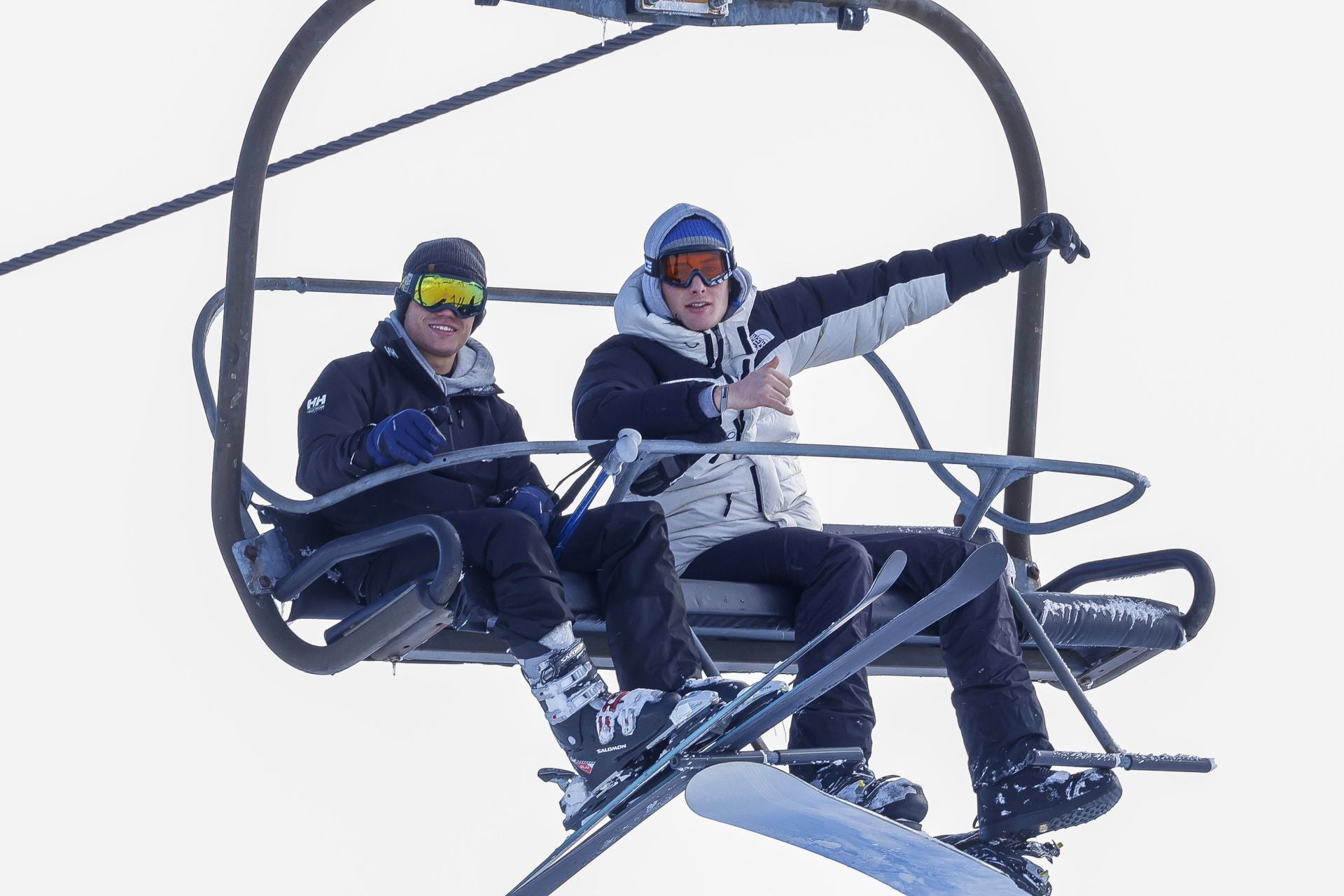 Asturias disfruta por fin de la nieve: así fue el inicio de la temporada de esquí