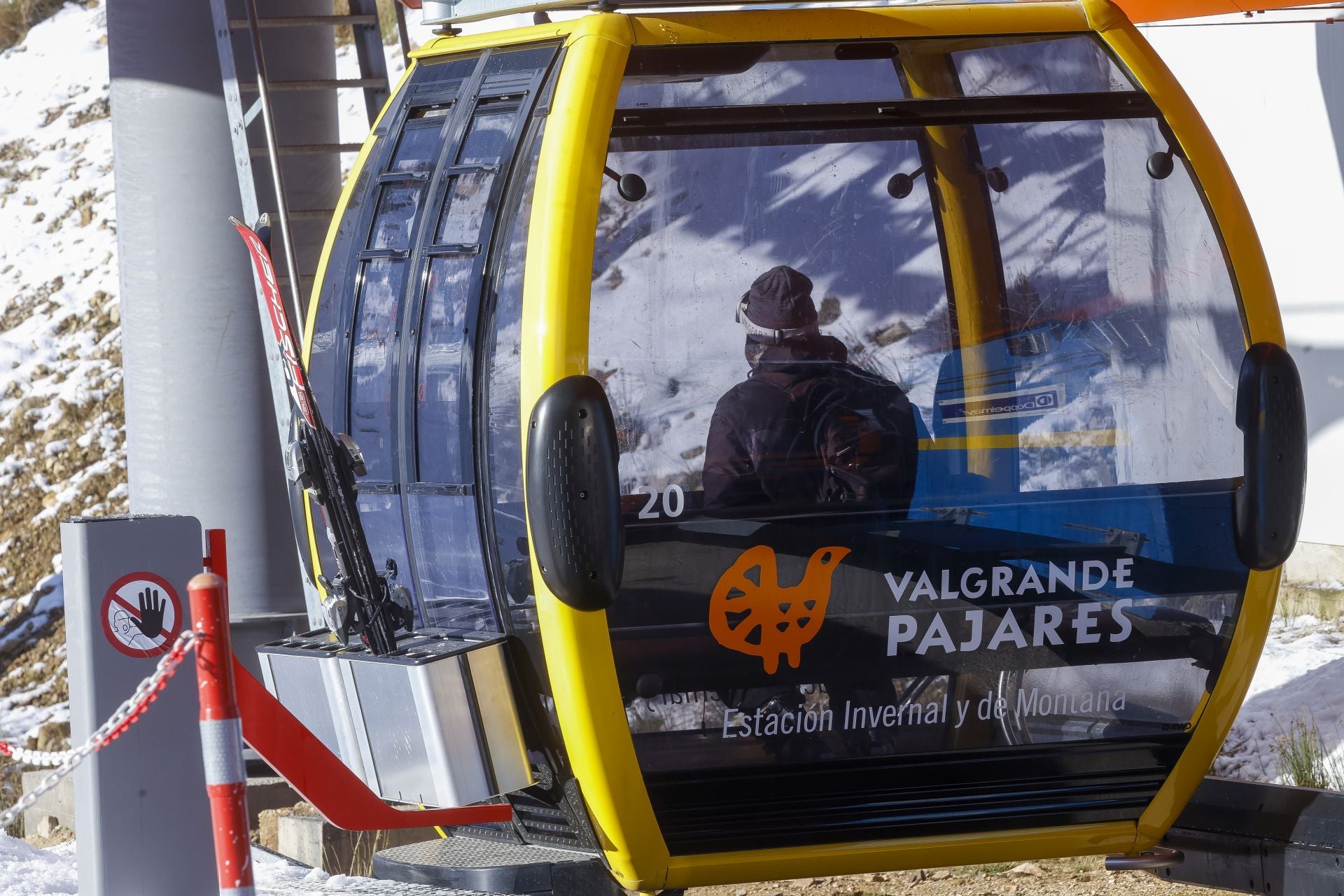 Asturias disfruta por fin de la nieve: así fue el inicio de la temporada de esquí