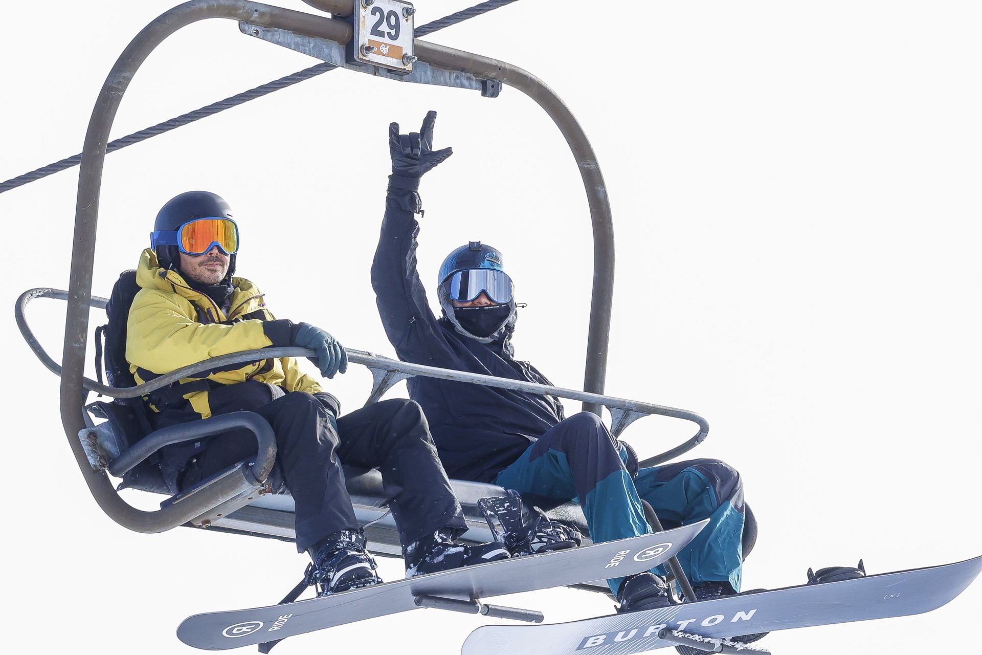 Asturias disfruta por fin de la nieve: así fue el inicio de la temporada de esquí