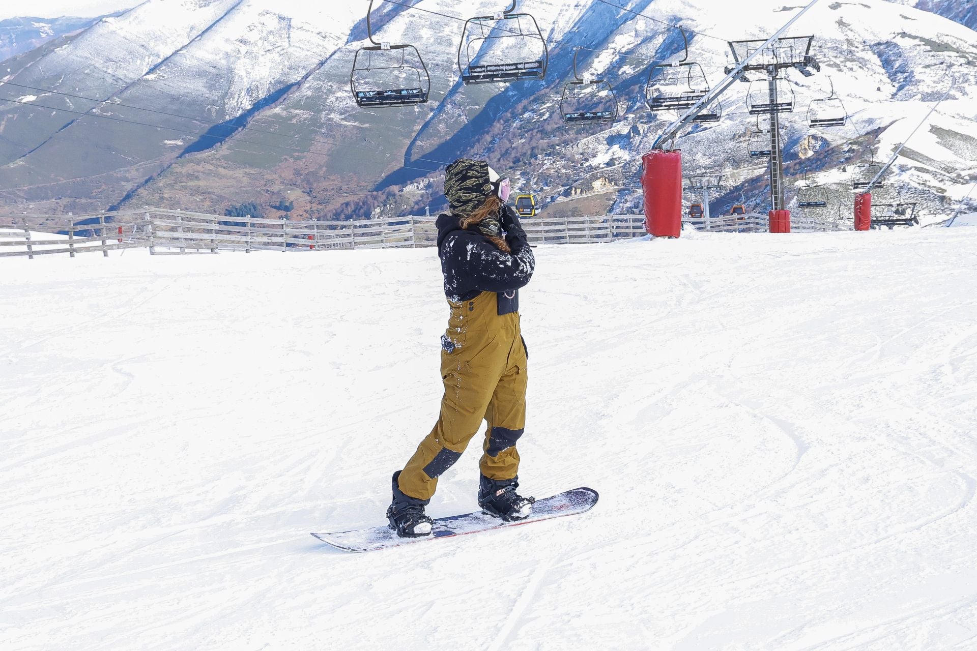 Asturias disfruta por fin de la nieve: así fue el inicio de la temporada de esquí