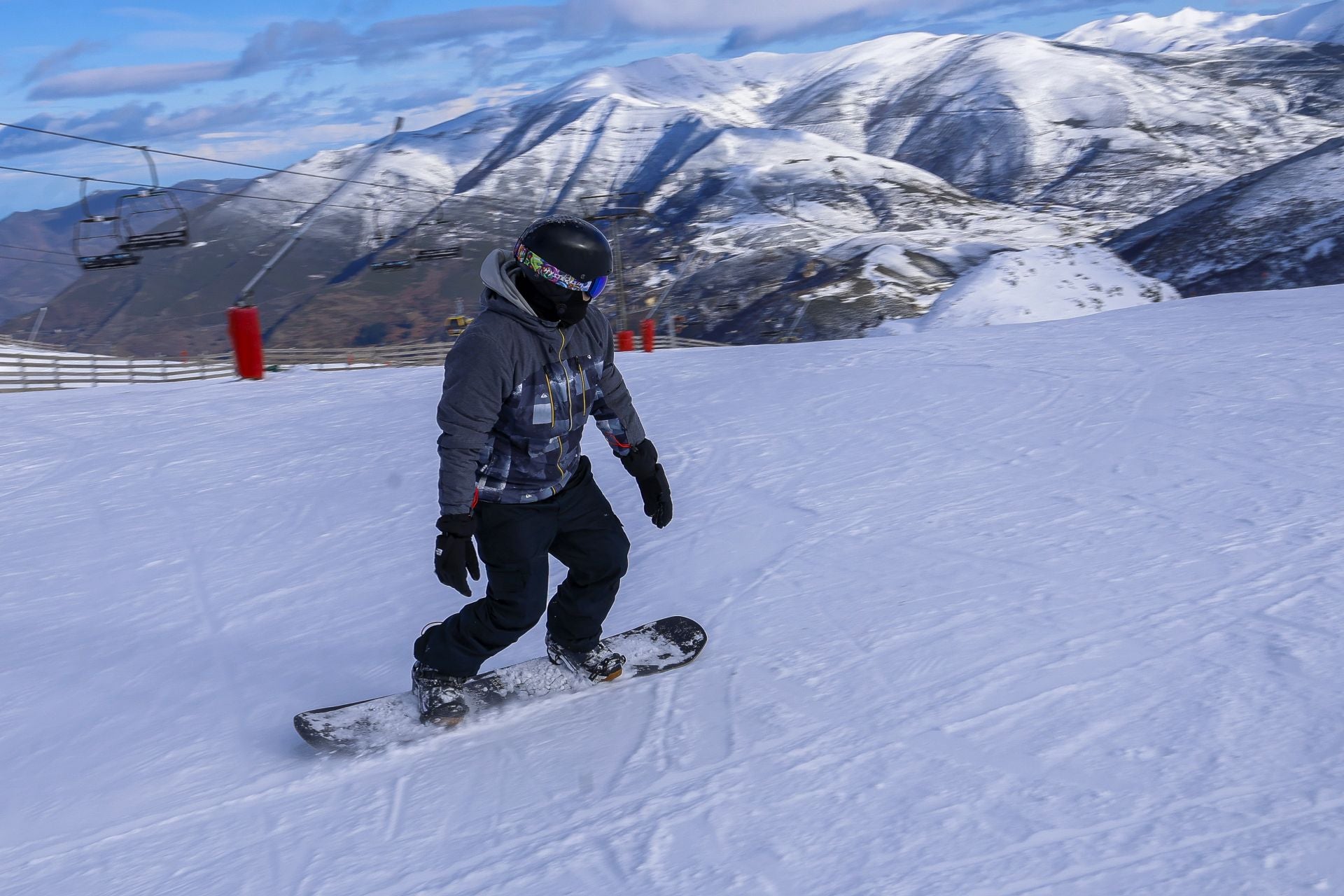 Asturias disfruta por fin de la nieve: así fue el inicio de la temporada de esquí