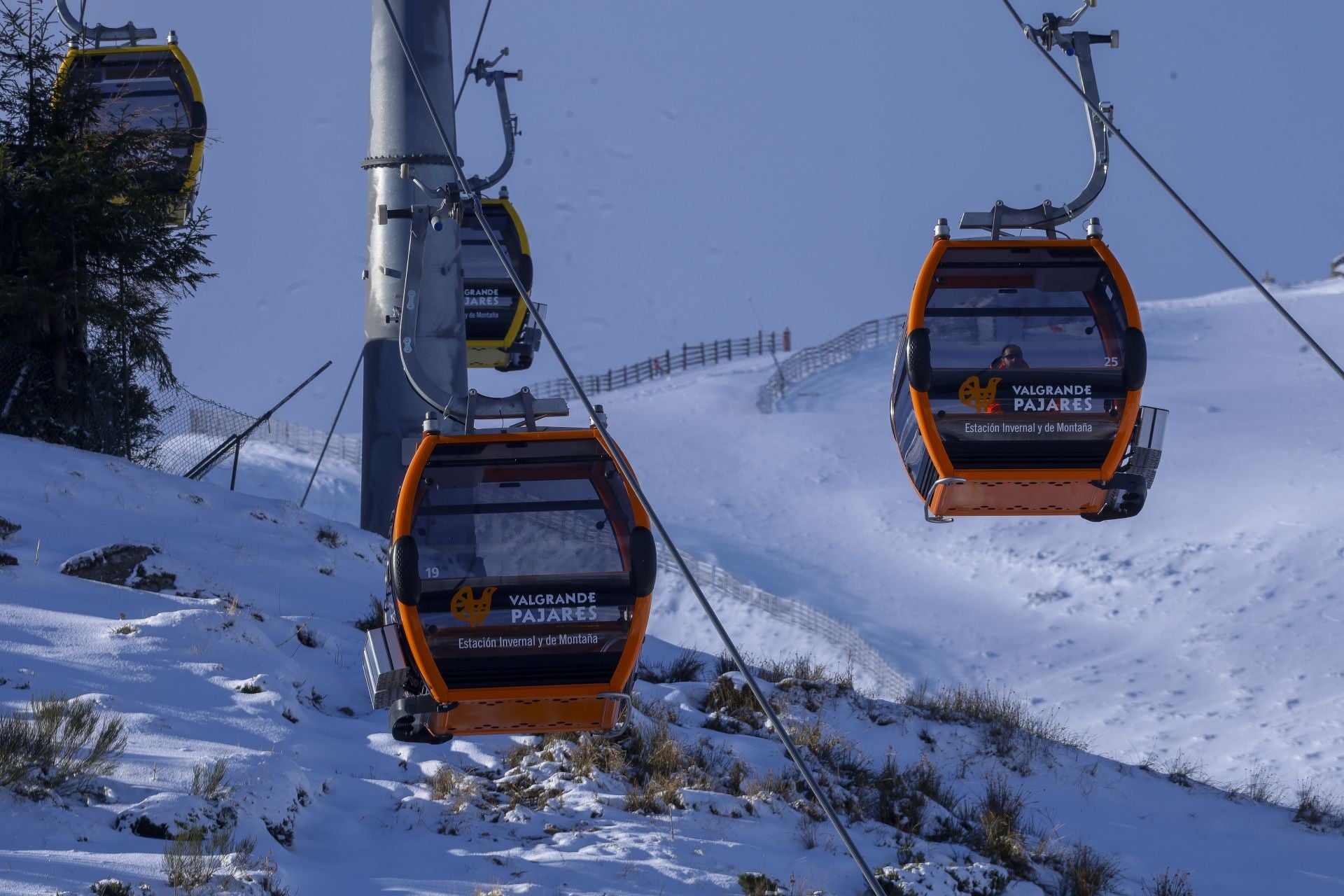 Asturias disfruta por fin de la nieve: así fue el inicio de la temporada de esquí