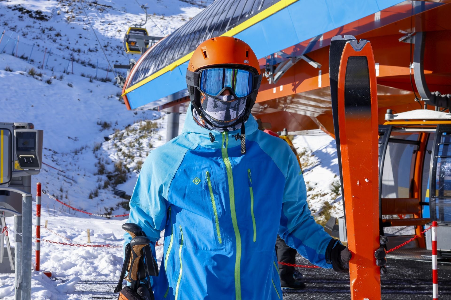 Asturias disfruta por fin de la nieve: así fue el inicio de la temporada de esquí