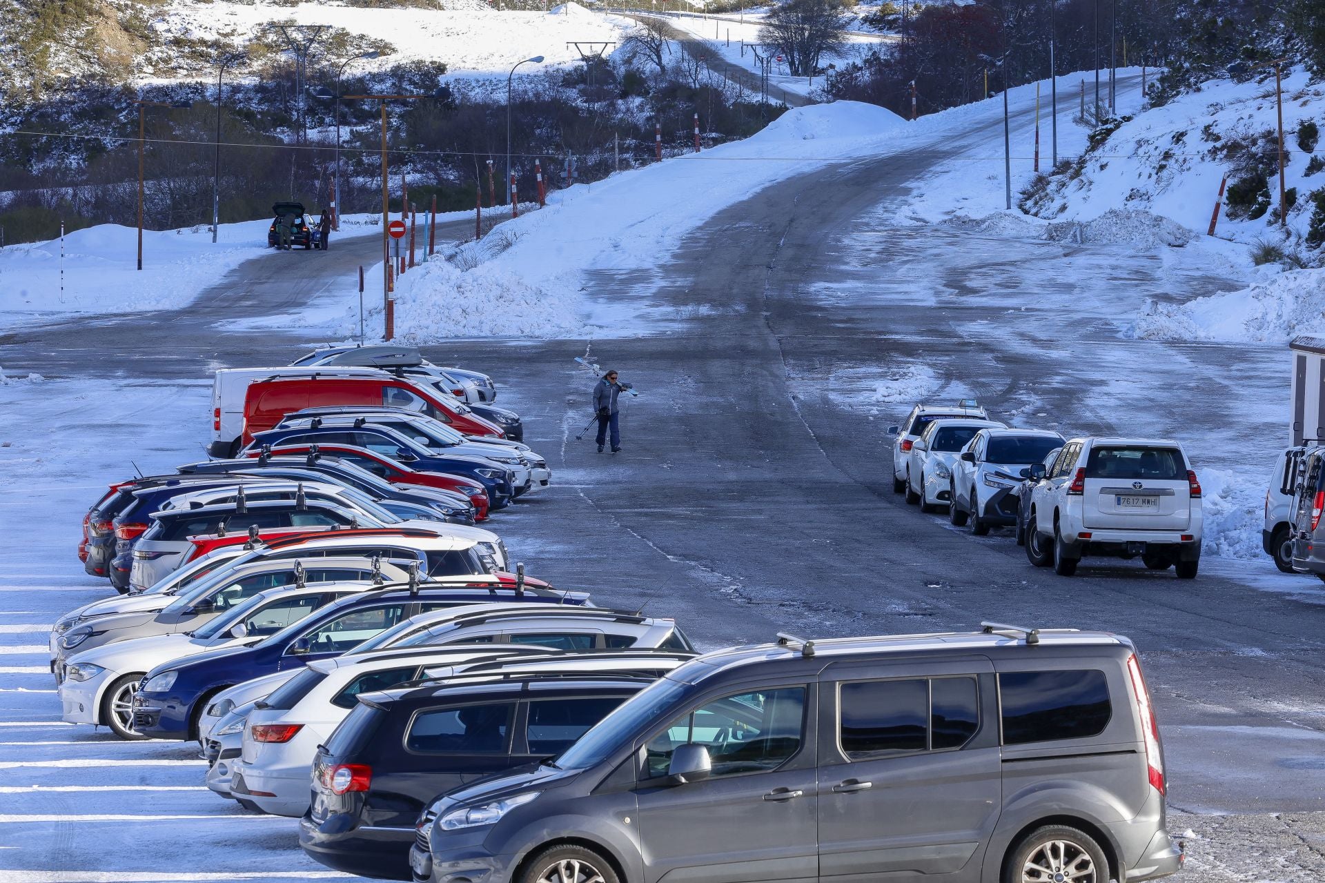 Asturias disfruta por fin de la nieve: así fue el inicio de la temporada de esquí