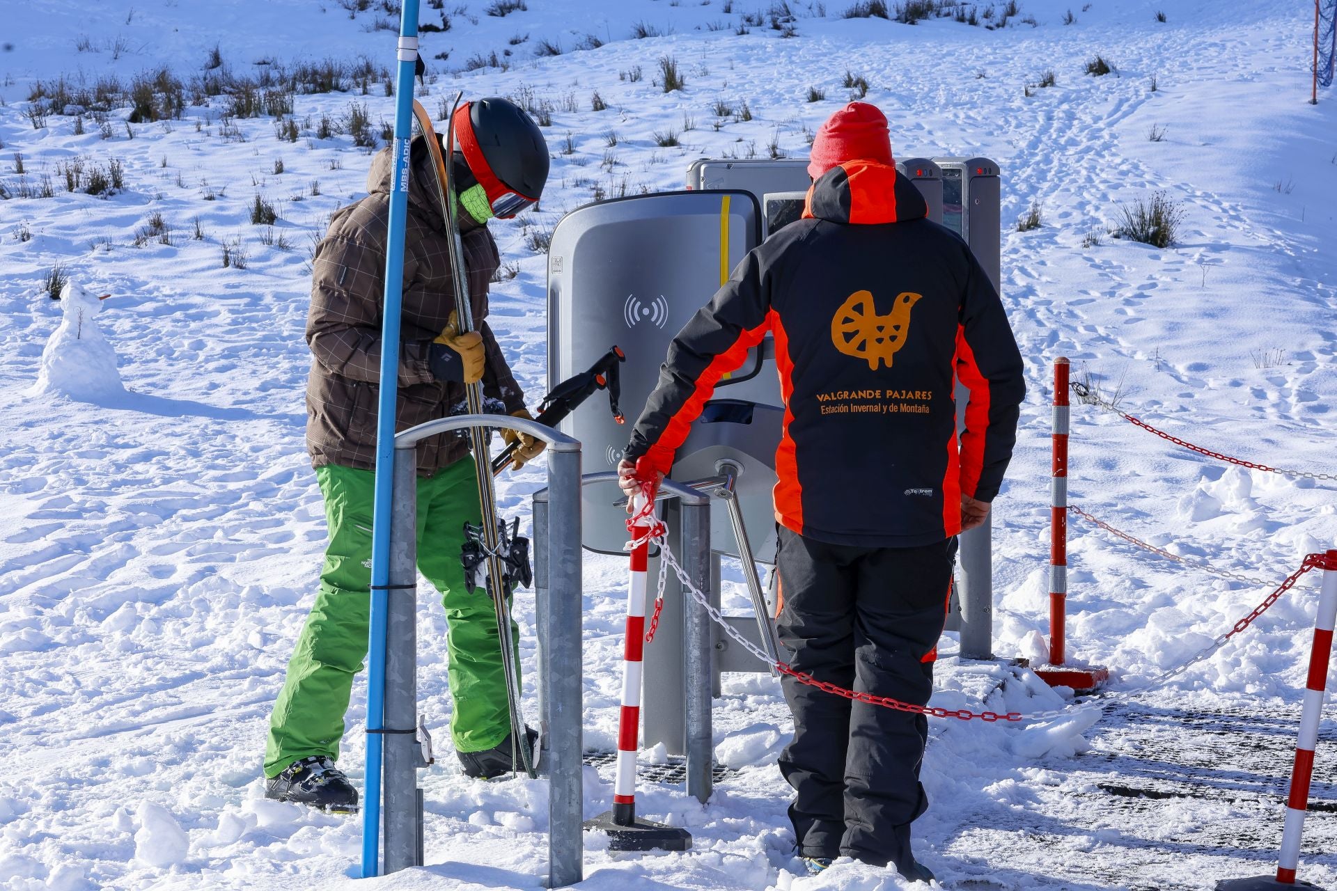 Asturias disfruta por fin de la nieve: así fue el inicio de la temporada de esquí