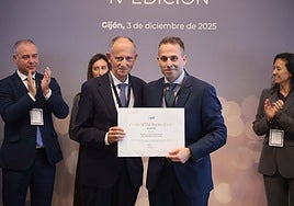 Javier Saénz de Jubera entrega a René Porrúa el diploma acreditativo.