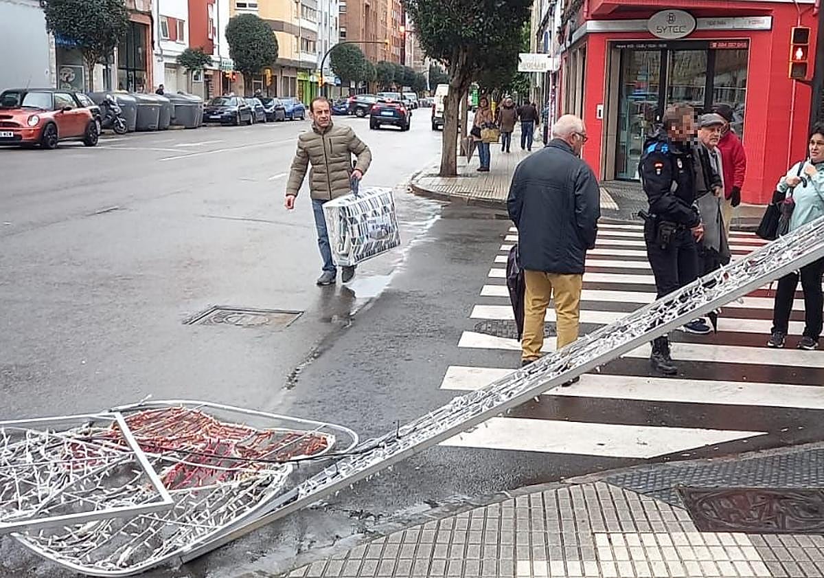 Imagen principal - Herida una mujer al caérsele encima un arco navideño en Gijón