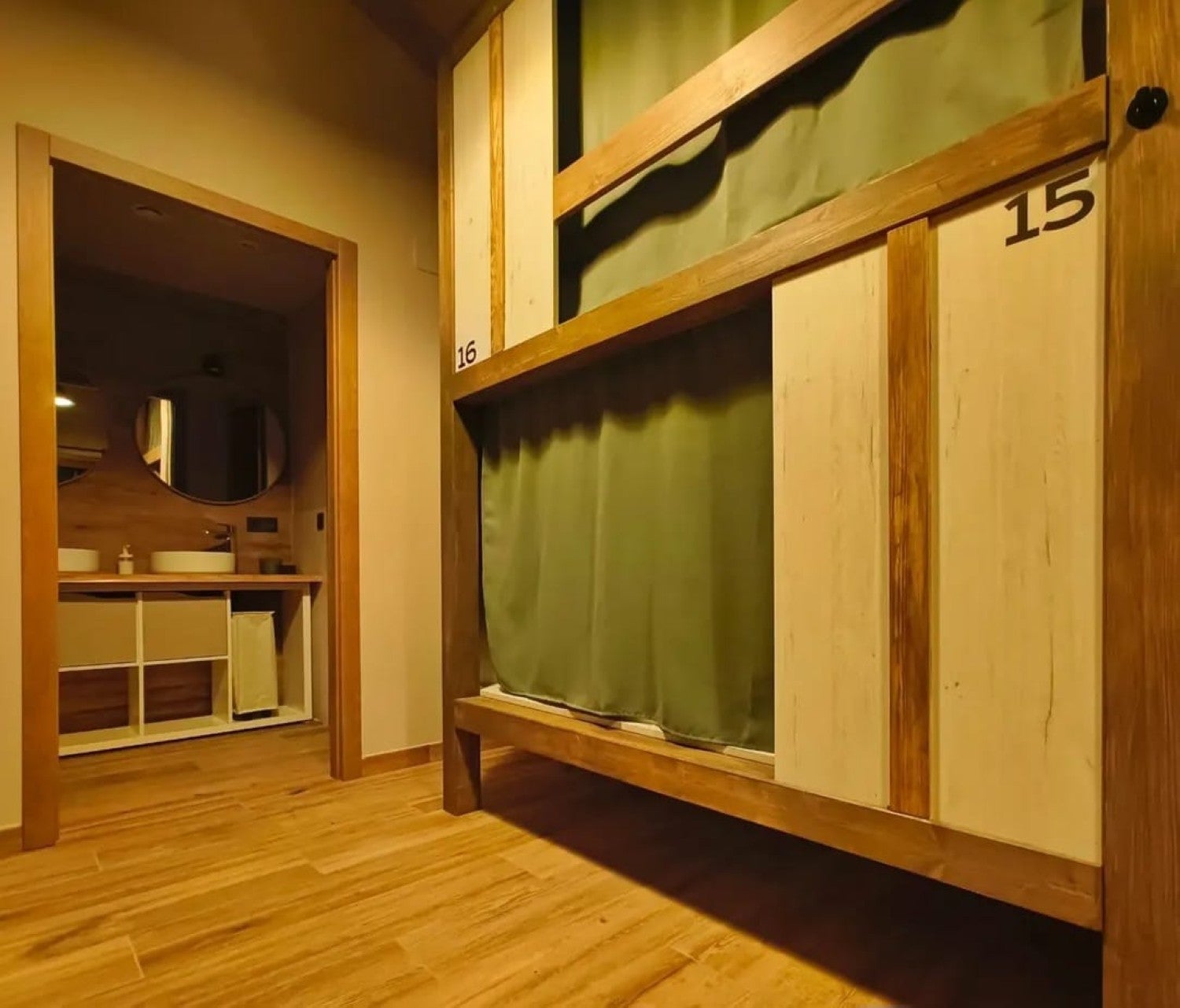 Imagen secundaria 1 - Emplazamiento e interior del Casin Hostel, un moderno albergue de montaña recién inaugurado en Sotu en el que se descansará durante el trekking. 