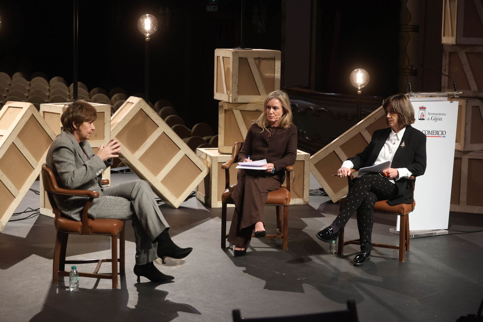 Las imágenes del encuentro de la alcaldesa de Gijón con EL COMERCIO