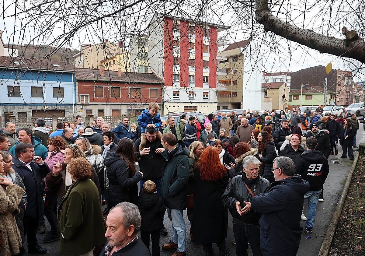Imagen principal - Concentración en el pozo Fondón, en Langreo: «No vamos a abandonar a los brigadistas, son necesarios»