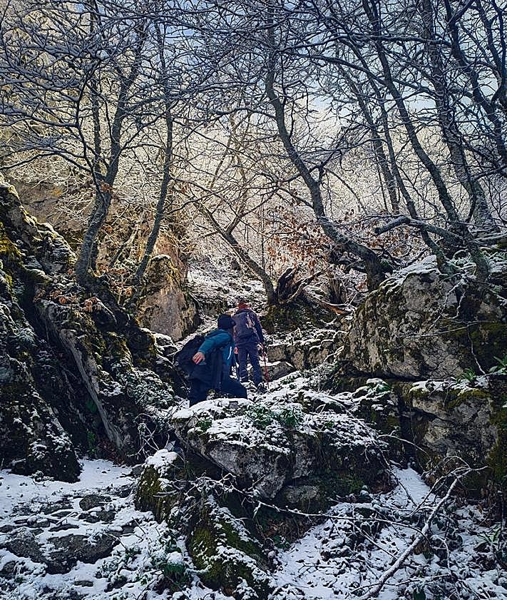 Imagen secundaria 2 - Majadas, cumbres, colladas, bosques y un albergue de montaña: el trekking que propone Asturias Xabaz para el 6 y 7 de diciembre combina lo mejor del paisaje y la hospitalidad de Redes