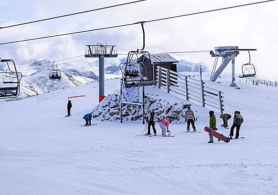 En primer término la silla de El Brañillín el primer día de temporada, aún averiada