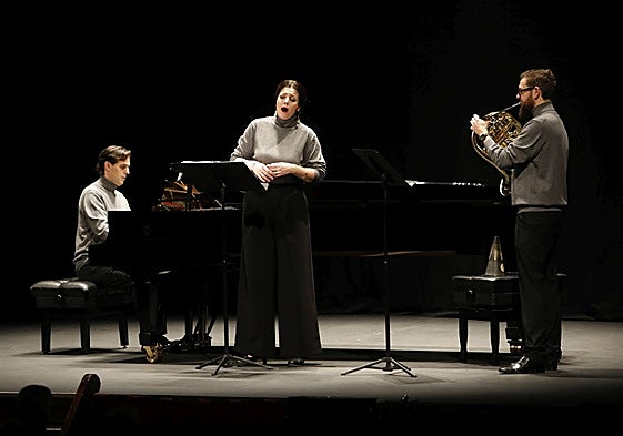El pianista Daniel Pereira, la soprano María Hinojosa y el trompista Simón Lewis.