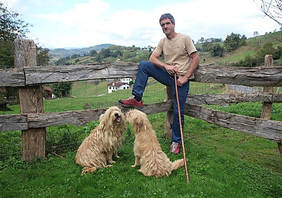 Joseba Irazusta, en su pueblo de Amezketa donde reside y se dedica a la cría de ganado.