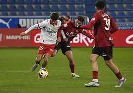 El canterano Iker Martínez, que fue titular este miércoles, trata de dejar atrás a su par.