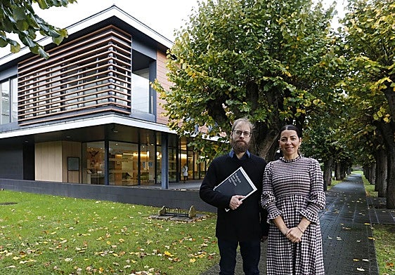 Saray Feito, directora de la Fundación Golondrina y Alejandro Menéndez, técnico de empleo de la Fundación Adsis Asturias