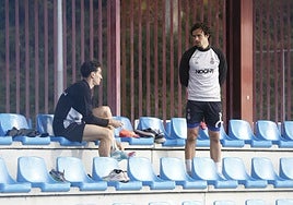 Pelayo Suárez, a la derecha, en la grada de La Toba junto a Adri Gómez en el entrenamiento de este miércoles del Real Avilés.