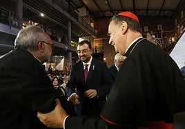 El presidente Adrián Barbón saluda al arzobispo Jesús Sanz Montes, al que agarra el cardenal Ángel Fernández Artime, en 2024.