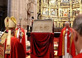 El Santo Sudario, durante una misa en la Catedral.