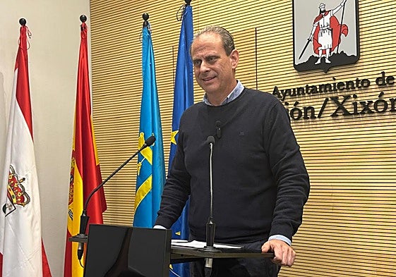 El concejal del PSOE en el Ayuntamiento de Gijón, Tino Vaquero, este miércoles, en la sala de prensa del Consistorio.