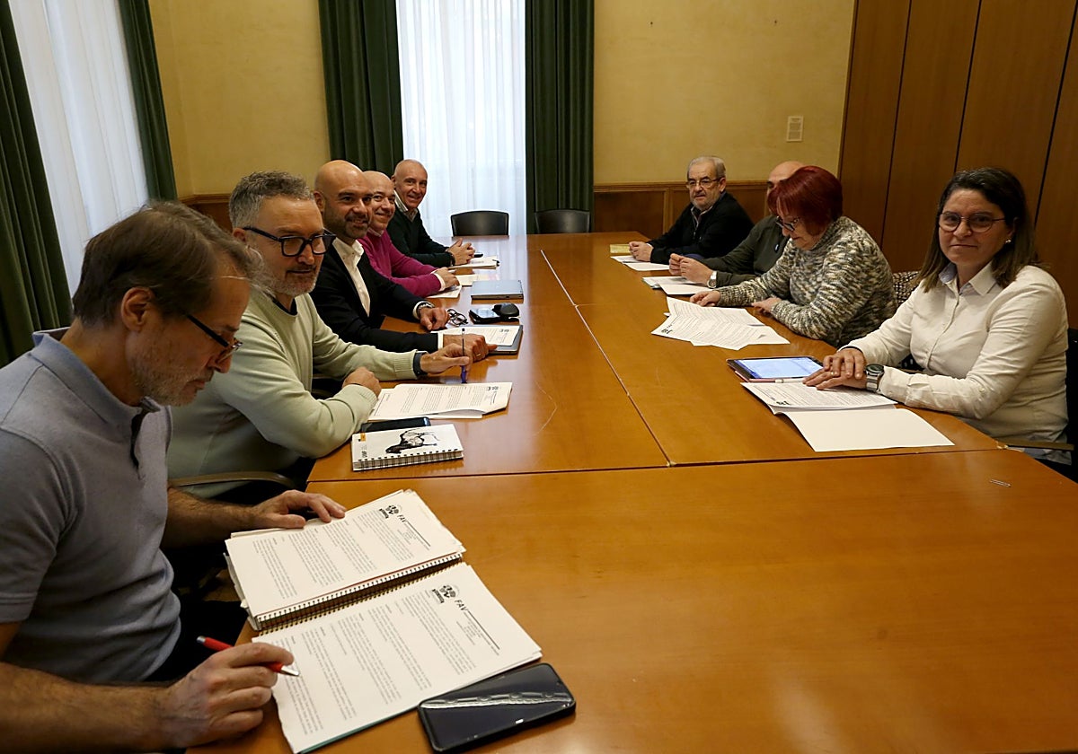 Tres ediles y el jefe de Bomberos, reunidos con representantes de la FAV para avanzar en la simplificación de los trámites para las fiestas.