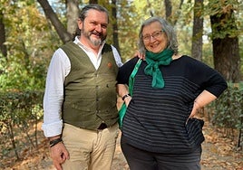 Luis de Tapia y Clara Obligado, en un bosque, rodeados de árboles.
